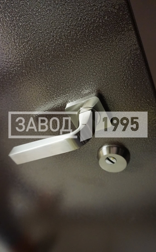 Замок и ручка на металлической двери, наружная сторона