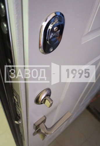 Замок и ручка на металлической двери, внутренняя сторона